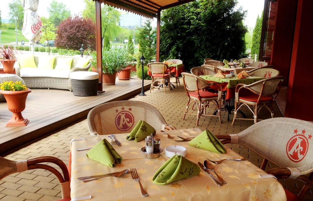 Ambrozia Etterem Es Panzio Bed and Breakfast Kazincbarcika Εξωτερικό φωτογραφία