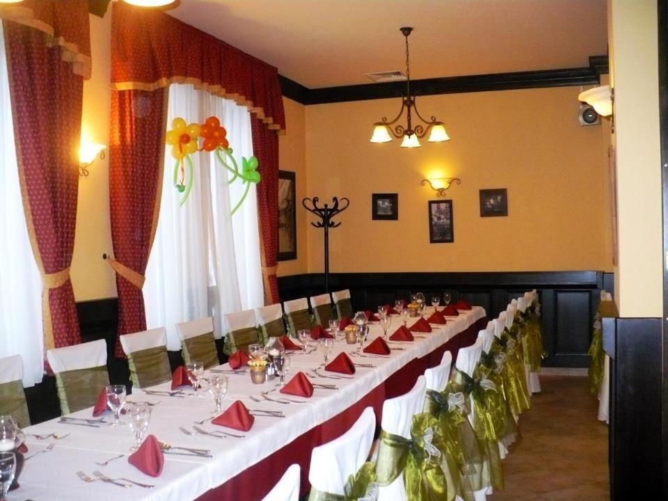 Ambrozia Etterem Es Panzio Bed and Breakfast Kazincbarcika Εξωτερικό φωτογραφία