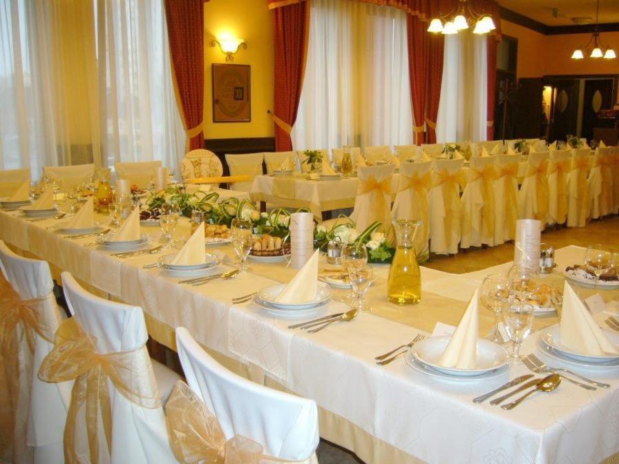 Ambrozia Etterem Es Panzio Bed and Breakfast Kazincbarcika Εξωτερικό φωτογραφία