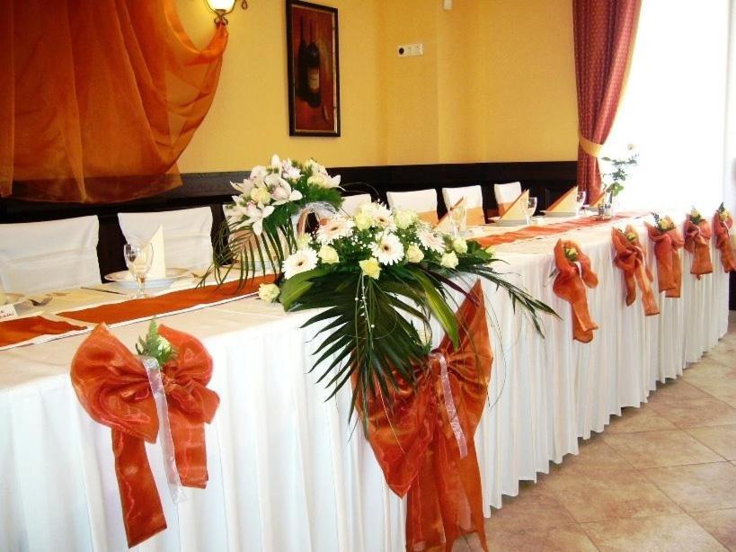 Ambrozia Etterem Es Panzio Bed and Breakfast Kazincbarcika Εξωτερικό φωτογραφία