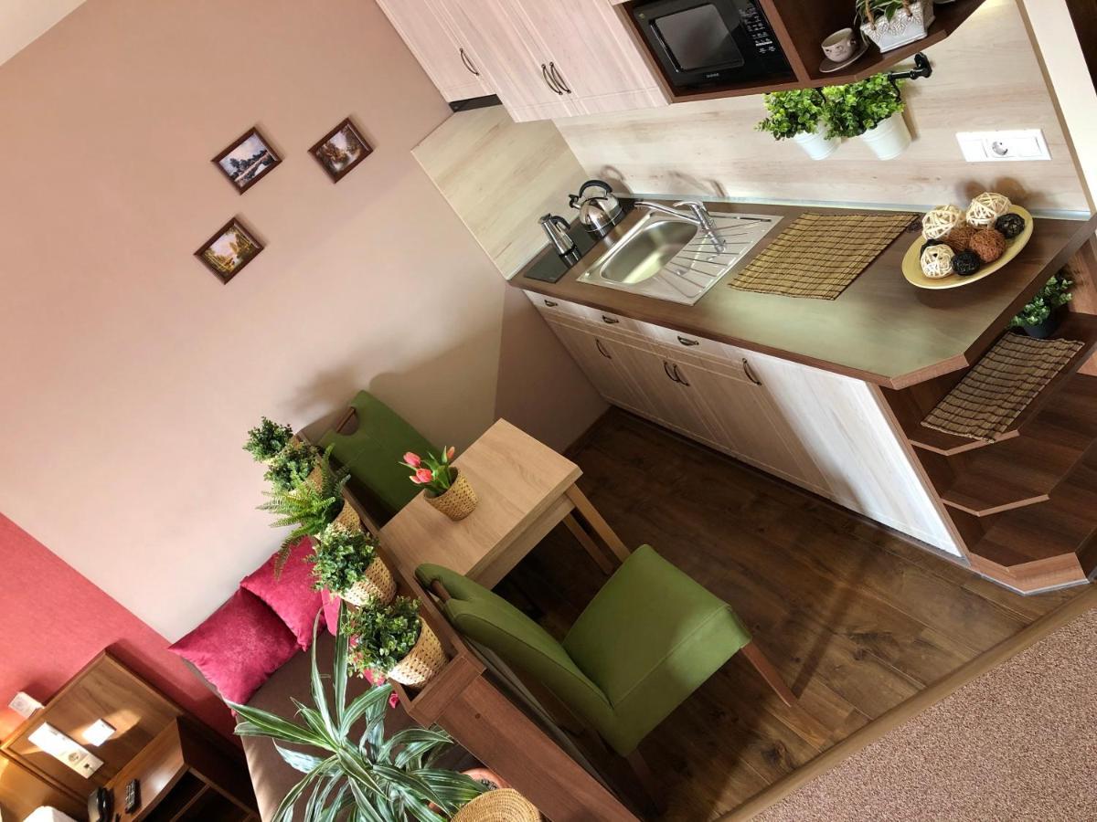 Ambrozia Etterem Es Panzio Bed and Breakfast Kazincbarcika Εξωτερικό φωτογραφία